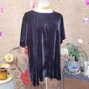 3/$20🌻Vince Camuto velvet tee